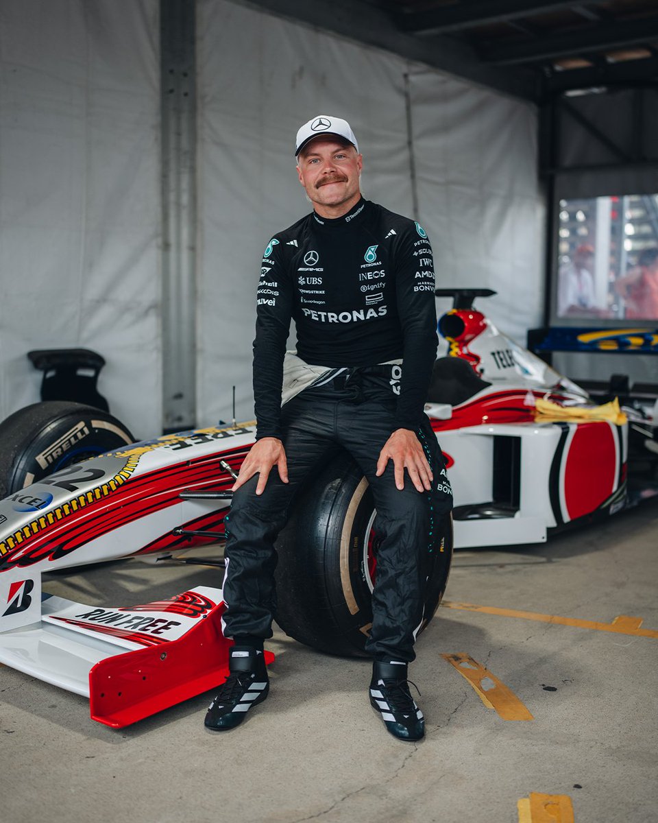How cool is this 🤩 Valtteri Bottas driving the original Brackley Formula 1 car (the BAR from 1999) around Albert Park 👏