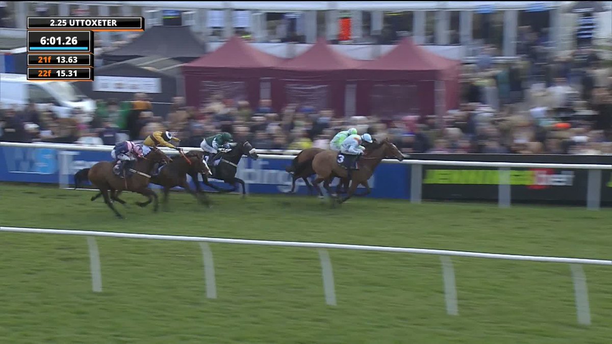 Red Risk surges through to claim the JenningsBet Handicap Hurdle at Uttoxeter Racecourse 😮‍💨 #ITVRacing