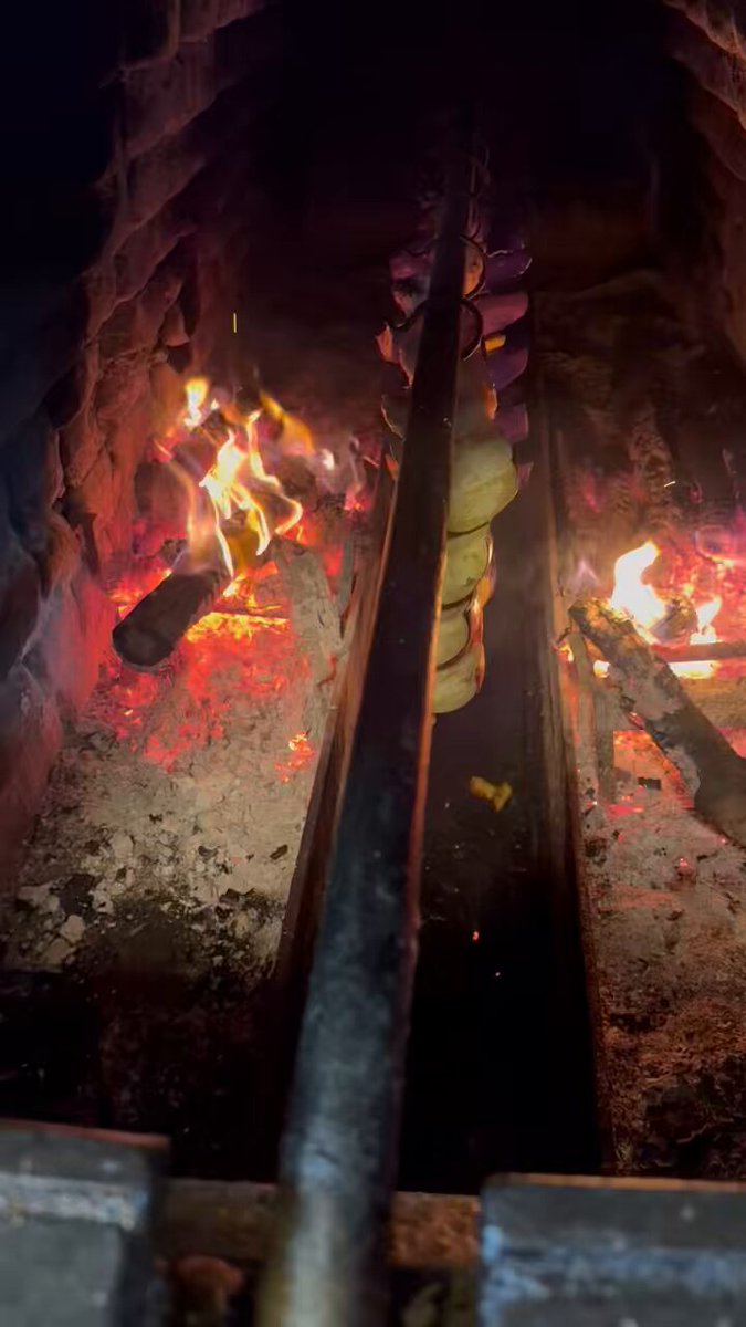 Tokat yemekleri ve özellikle Tokat kebabı İstanbul’da az bilinen damak tatlarından. Çengelköy üstlerinde, Sultan Murat Mah civarındaki Tokat Sofrası’nda yöresel kebabı denemenizi tavsiye ederim. Şişlere üstte kuyruk yağı takılıp tandırda odun ateşinde kuzu eti ve sebze pişiyor.