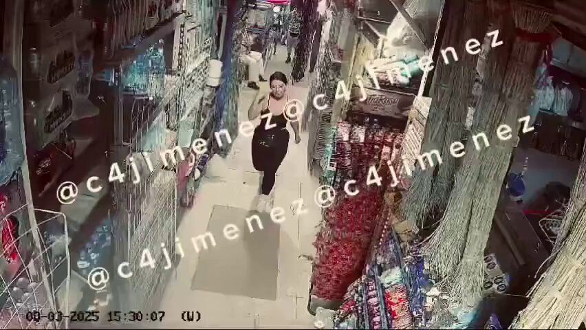 🇲🇽👊 Dos mujeres protagonizaron una feroz pelea en el mercado de Sonora, en CDMX. Lo más sorprendente llegó después, cuando una de ellas denunció a los hombres que intentaron separarlas por ab#so s3xu4l 🗿