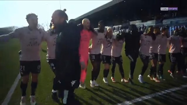 🇫🇷 #Ligue2BKT 🥳 La communion entre les joueurs et les supporters du FC Metz ☨ après leur victoire à Dunkerque ! #beINLIGUE2 #USLDFCM