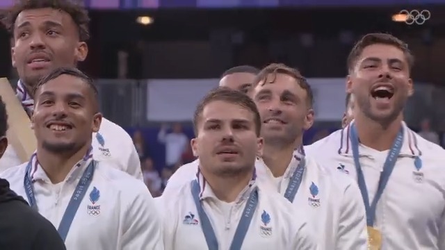 Les frissons 🥹 Quand le Stade de France entonnait la Marseillaise à l’unisson pour célébrer le titre de l’équipe de France Rugby à 7 🥇🇫🇷 Nous avons tous une pensée particulière pour Antoine 𝗔𝗻𝘁𝗼𝗶𝗻𝗲 𝗗𝗨𝗣𝗢𝗡𝗧 à qui on souhaite un bon rétablissement 💙 #JeuxOlympiques #6Nations