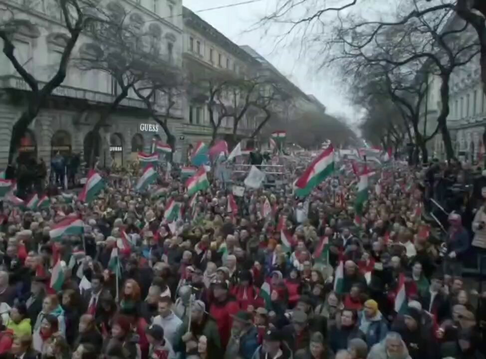 Oggi in #Ungheria una piazza incredibile contro Orban, l’amico di Putin e della Meloni.