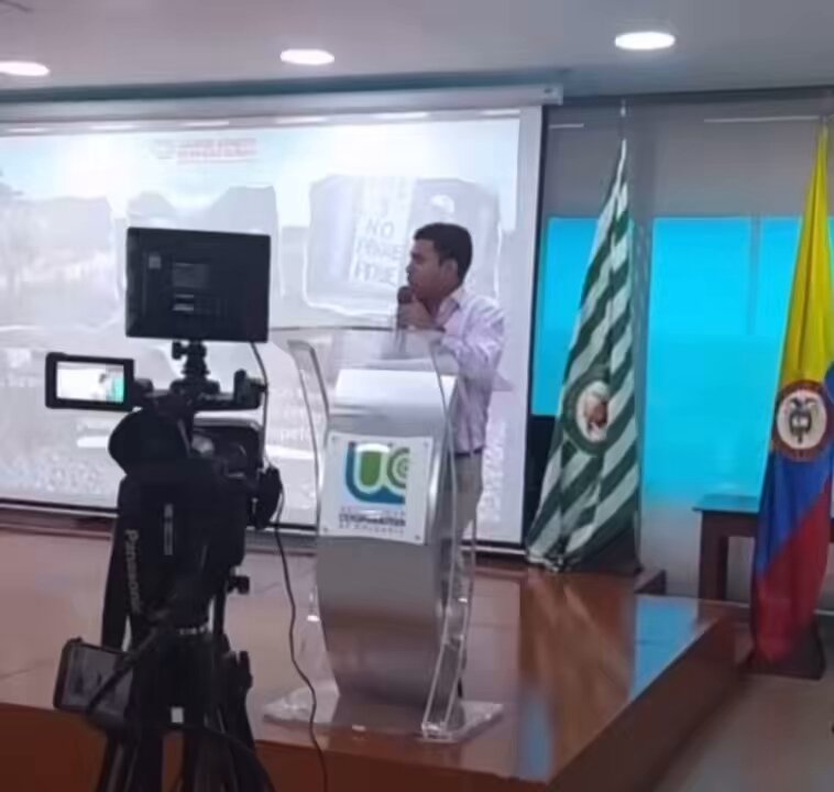 En UCC Villavicencio abuchearon a Alirio Barrera, uno de los 8 senadores que hundieron la Reforma Laboral en el Congreso Mi voto por Gustavo Petro fue para que le propusiera cambios al país, esta reforma si que beneficiaría a la clase trabajadora y estos senadores ni debatirla quieren