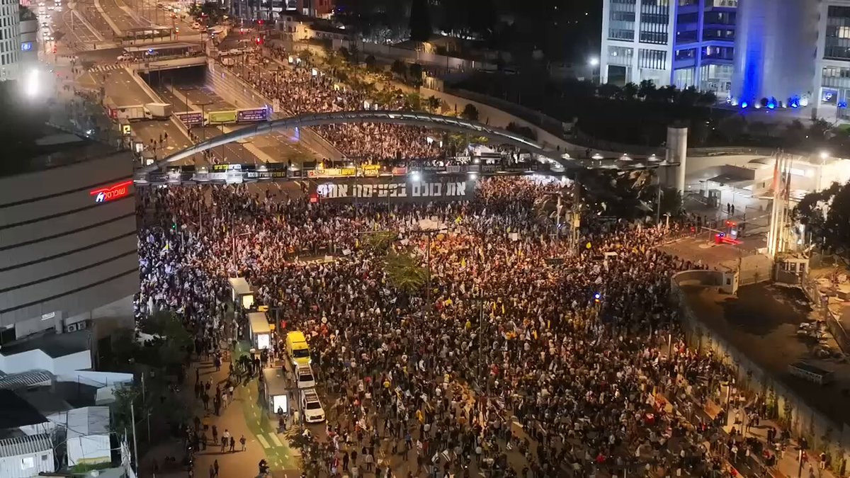 אנרגיות 🔥 בבגין. ל (רוב) העם נמאס ממריחת הזמן של ממשלת ההפקרה. וכשעינב צנגאוקר מוזמנת לדבר אפילו הגשר רועד ״יש לי חלום שאני יודעת יודעת שהוא קרוב, ובחלום מתן שלי מגיע לפה״ את כולם עכשיו! צילום: Aviv Atlas