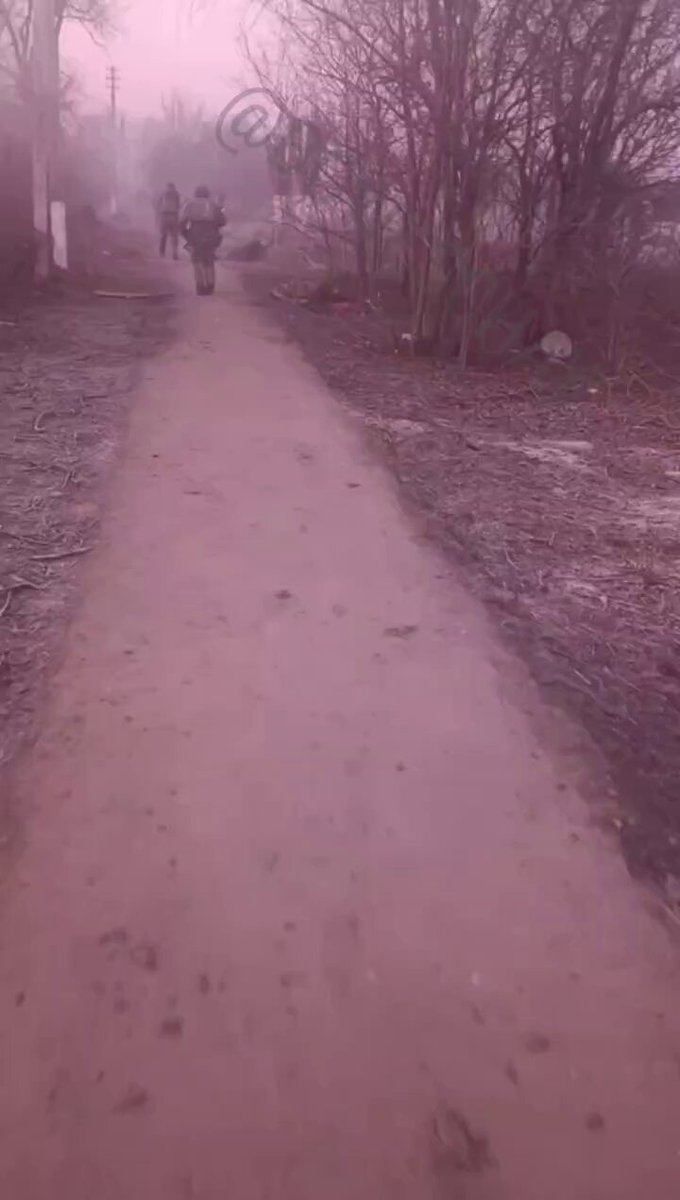 Ukrainain troops are literally running out of Kursk towards the Ukrainian border under heavy Russian fire. They flee past the corpses of their dead while their dying scream in agony These very same men laughed as they crossed the Russian border last August