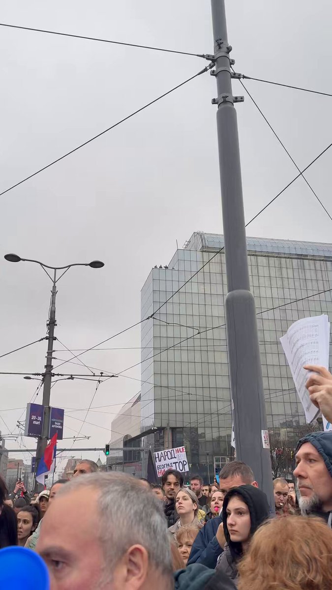 Ja sam snimala ljude po krovovima za svaki slučaj, ove na krovu NBS smo odmah videli, posle su se sklonili, ne znamo da li su policija ili ćaci