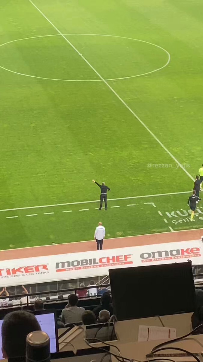 Konyaspor’da Uğurcan sakatlandı diye kaleci topu dışarı yolladı, Beşiktaşlı oyuncular da topu rakibe vermedi. Solskjaer de kendini paraladı. Hem Recep hocayı sakinleştirmeye çalıştı hem de oyuncularına topu rakibe versinler diye bağırdı. (🔗Rezzan Yetiş Yönetci)