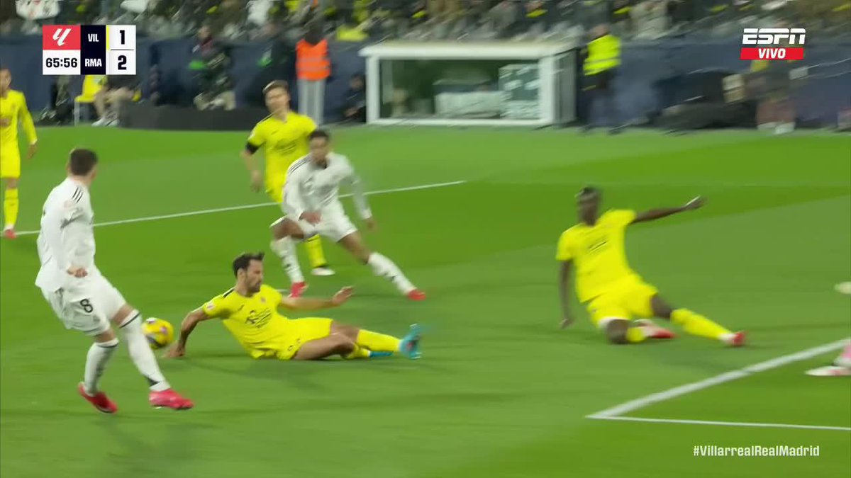 "ROBO" Por el penal que no le cobraron al Real Madrid en el partido ante el Villarreal por LaLiga. Ahora resulta que ya no se cobra ninguna mano, en cualquier momento este deporte va a ser voley, ni al VAR fueron, son unos ladrones hijos de re mil putas.