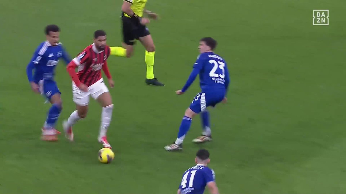 Es increíble esto 😳 Kyle Walker (Milan) ha ido corriendo a pedirle al árbitro que por favor no expulse a Dele Alli (Como) después de debutar. Son amigos (Tottenham y selección) y supongo que sabe bien lo mal que lo ha pasado Dele Alli en estos meses…