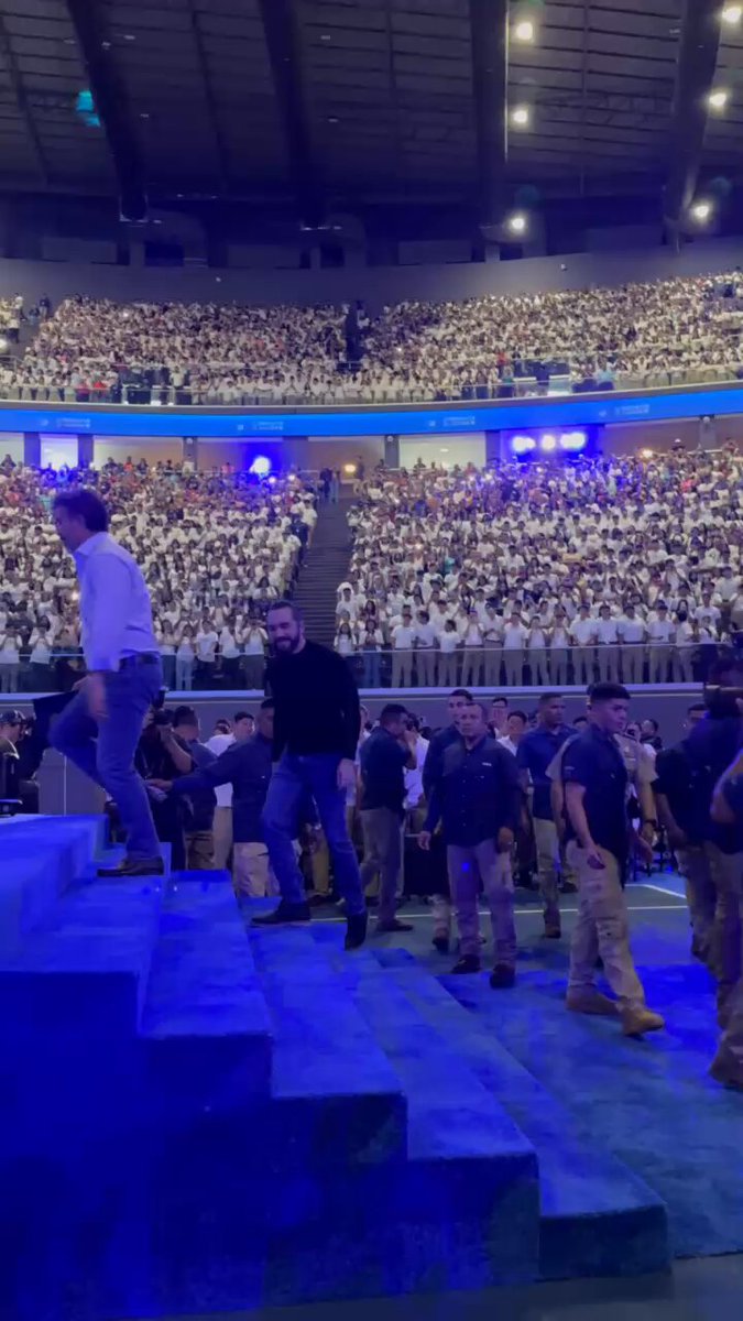 Así ha sido recibido el Presidente Nayib Bukele en el Gimnasio Nacional por miles de jóvenes salvadoreños. 👋🏻🇸🇻