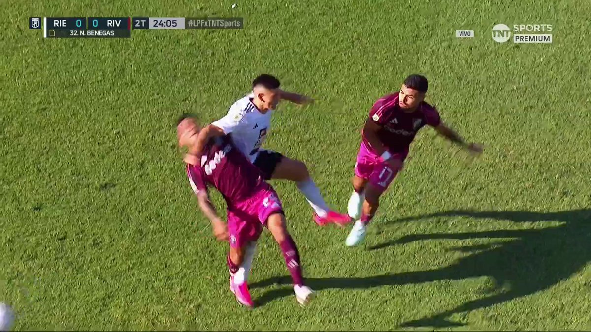 El codazo de Benegas es vehemente y merecedor de expulsión, pero para Varsky todo lo que pueda “beneficiar” a River es contacto de juego o tiene justificación. Da asco escucharlo, es lo más anti River que hay. Infumable.