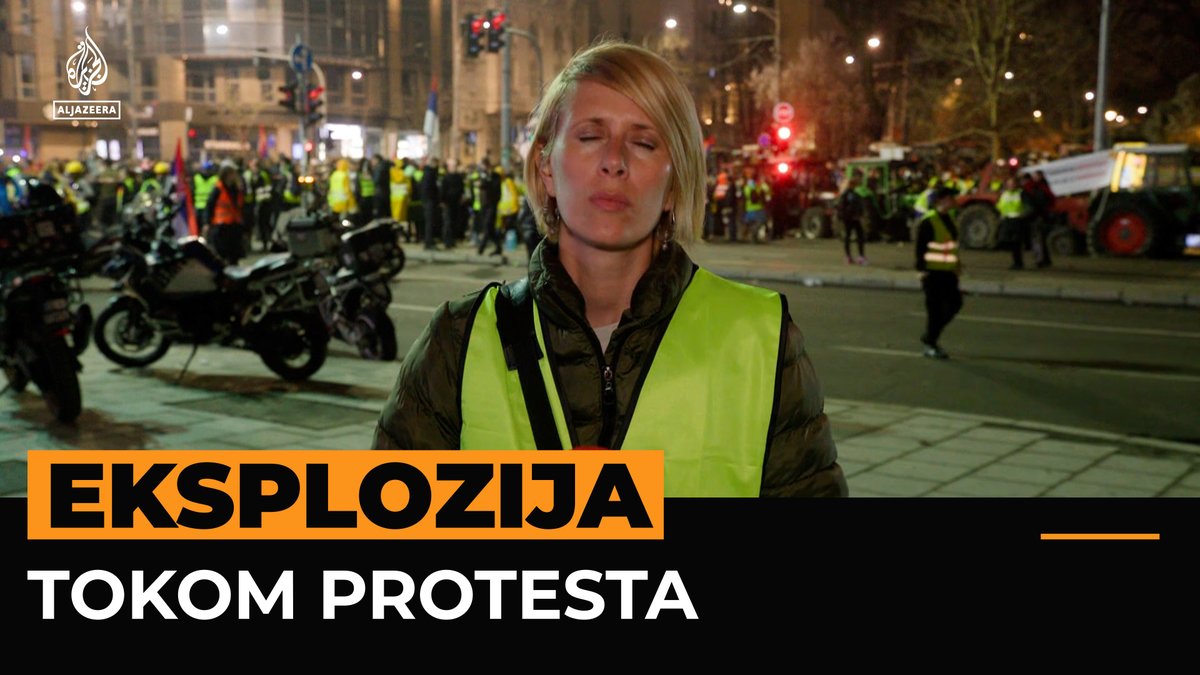 Pogledajte trenutak kada se prilikom pripreme reporterke Al Jazeera Balkans Nataše Kovačev da se uključi u program čula eksplozija kod Narodne skupštine Srbije u Beogradu večeras oko 19 sati.
