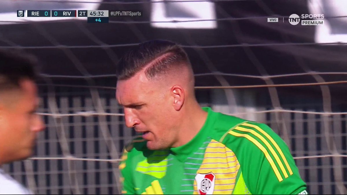 Tenes un plantel millonario, en el cual gastaste más de 30 palos, y terminas siendo salvado por tu arquero de 40 años en cancha de Riestra Lo de River es insólito y lo de Armani fantástico. Que arquero del carajo.