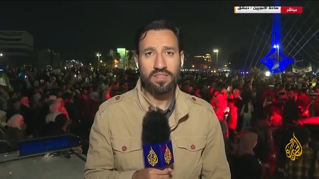 أول ذكرى للثورة تمر على السوريين بعد سقوط النظام.. مراسل #الجزيرة عمر الحاج ينقل أجواء احتفال السوريين بذكرى الثورة التي أطاحت بحكم نظام الأسد من ساحة الأمويين بالعاصمة #دمشق #الأخبار #الجزيرة_سوريا