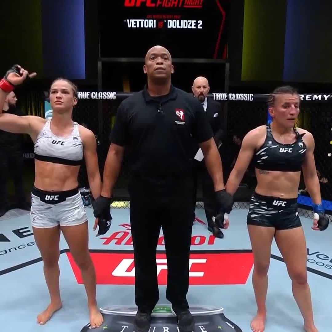 That's two in a row for Sam Hughes ๐ She gets the split decision victory at #UFCVegas104!