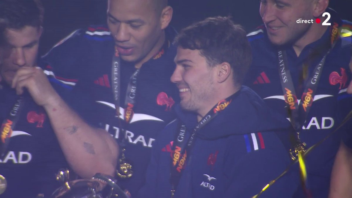 🏉 #SixNationsRugby | 🤩 ANTOINE DUPONT ET LES BLEUS SOULÈVENT LE TROPHÉE ! 🇫🇷 📺 Suivez le direct : #FRAECO