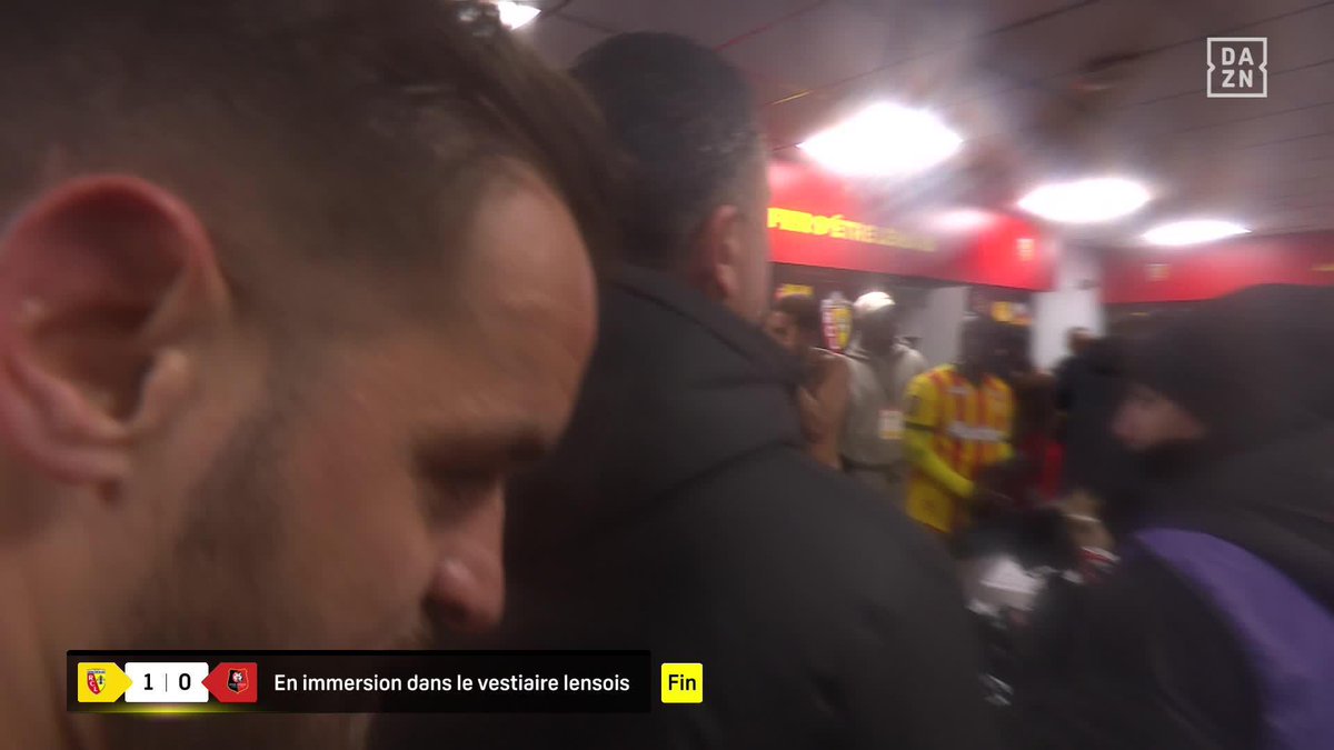 La joie lensoise ce soir après la victoire face à Rennes 🔴🟡 Trop sympa ces immersions dans les vestiaires. 😁 🎥 DAZN France