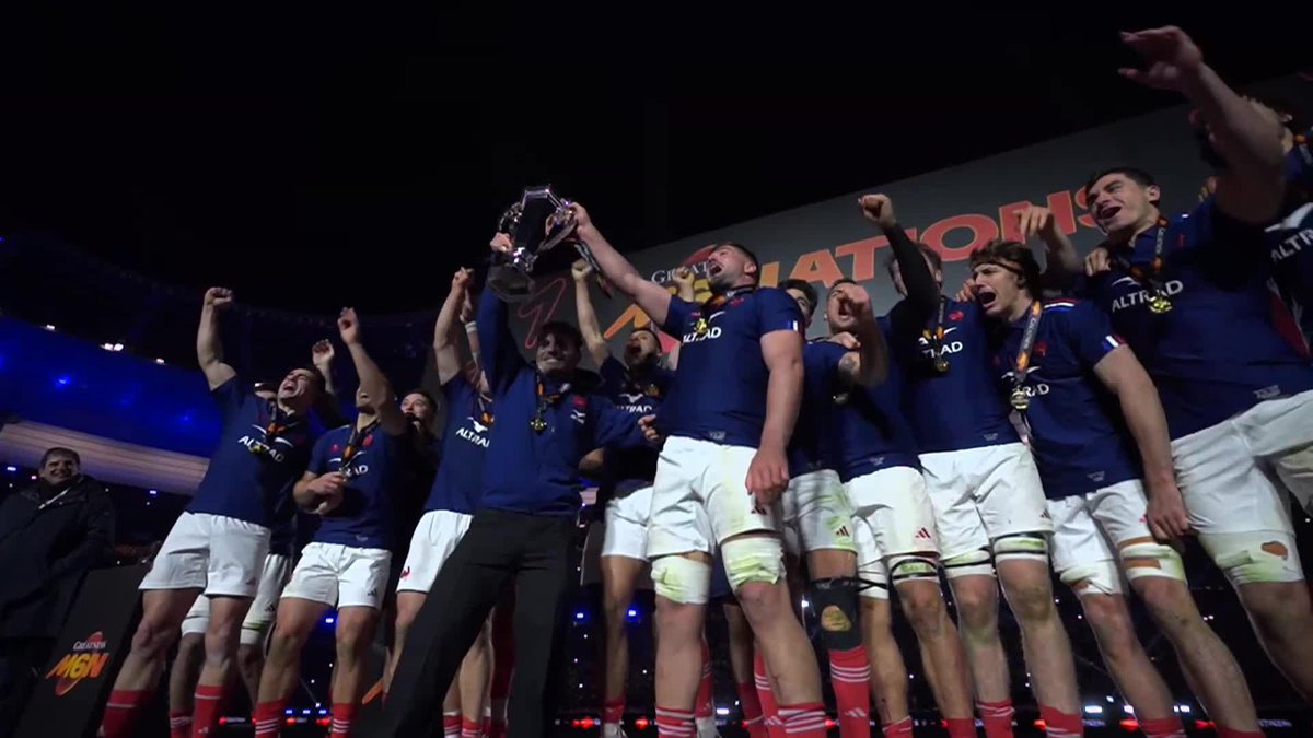 🚨🇫🇷🏉 ALERTE INFO | Le capitaine Antoine Dupont a soulevé le trophée des 6 Nations avec les Bleus. 🤩