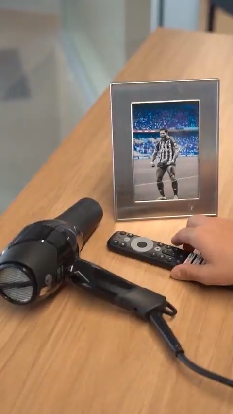 🤭 Não tem sido fácil a vida de quem só acompanha pela televisão… O secador quebrou e na sua tela mais uma vez passa o Galo CAMpeão Mineiro! 🐓📺 #HexaPaixãoMandaEmMinas