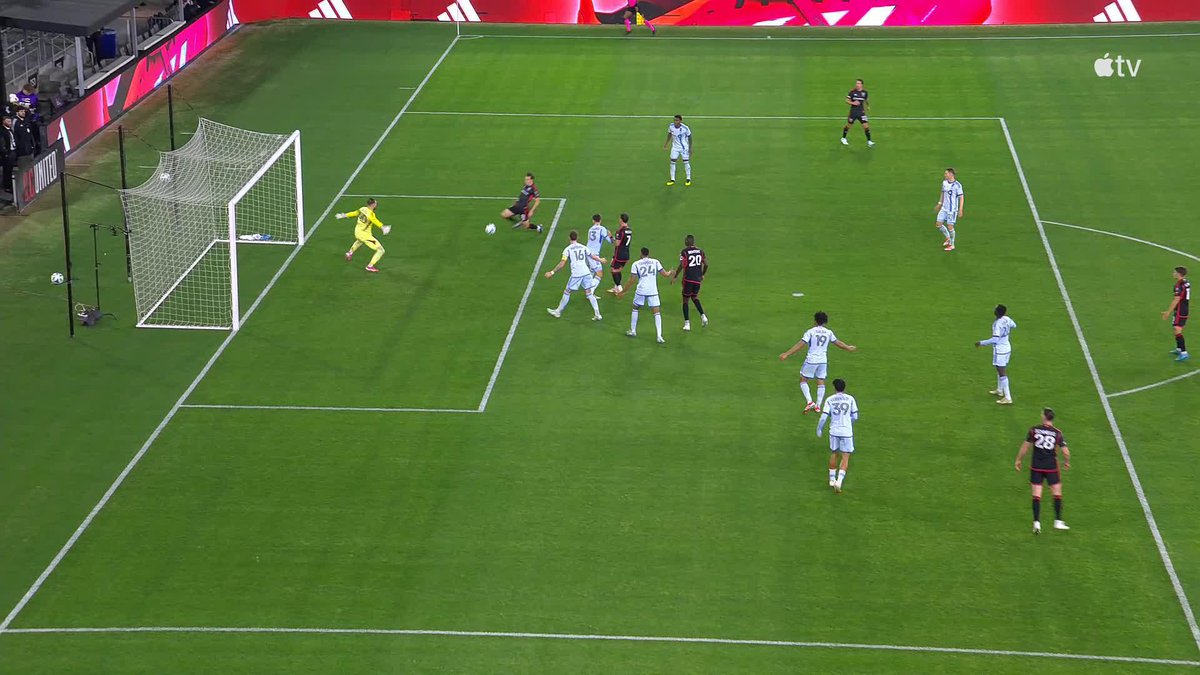 Jonathan Sirois with a BIG stop for CF Montréal. 🚫 📺 #MLSSeasonPass: