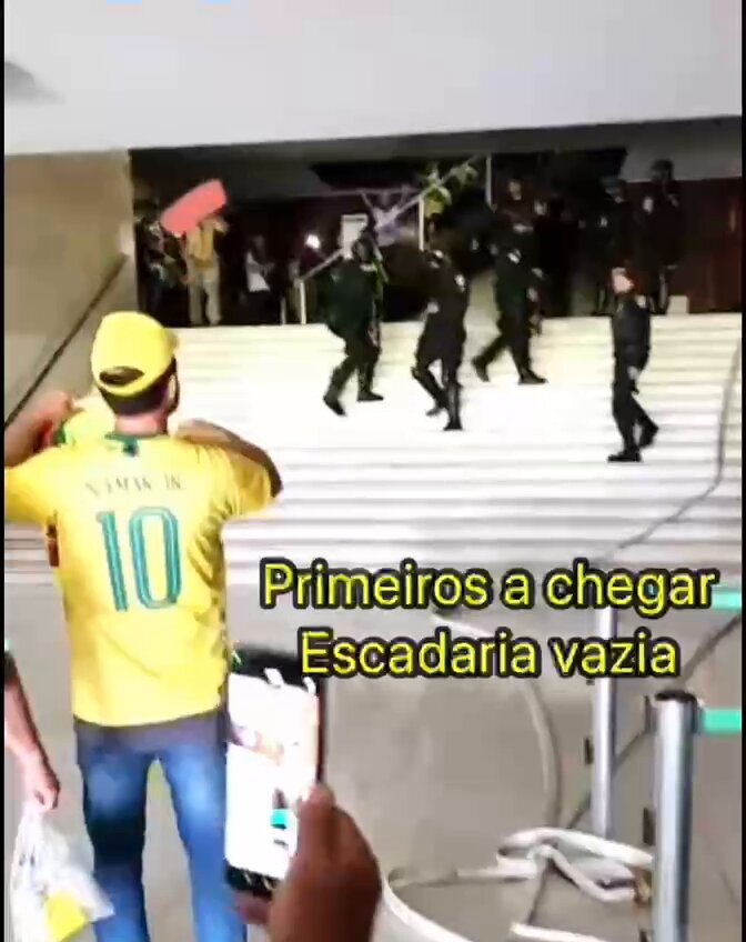 Os policiais estavam incentivando os manifestantes a entrarem no congresso. Mas "estranho" é que já tinha "manifestantes" ao fundo junto com a polícia também chamando para entrarem..