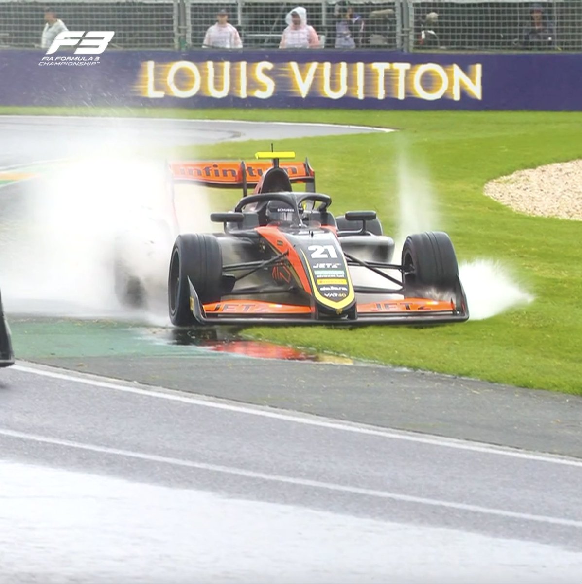 Santiago Ramos goes for a quick swim mid-race 🏊 A great save by yesterday's Sprint winner to keep his car facing the right way 👏 #F3 #AusGP