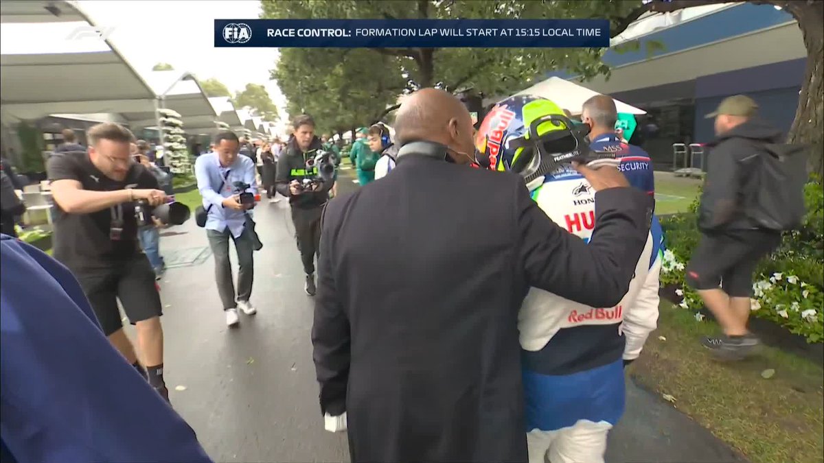 A beautiful moment between Anthony Hamilton and Isack Hadjar as he comforts the rookie after his crash ❤️