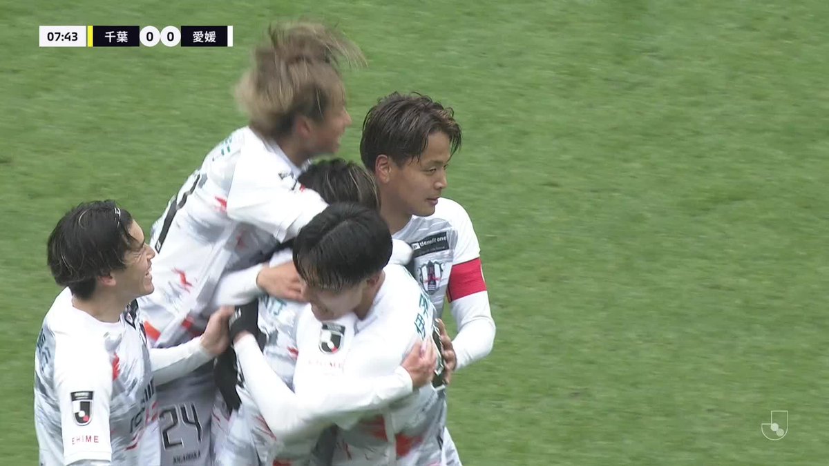雨を切り裂く #窪田稜 の強烈ミドル🚀 🎦 ゴール動画 🏆 明治安田Ｊ２リーグ 第5節 🆚 千葉vs愛媛 🔢 0-1 ⌚️ 8分 ⚽️ 窪田 稜（愛媛) #Ｊリーグ