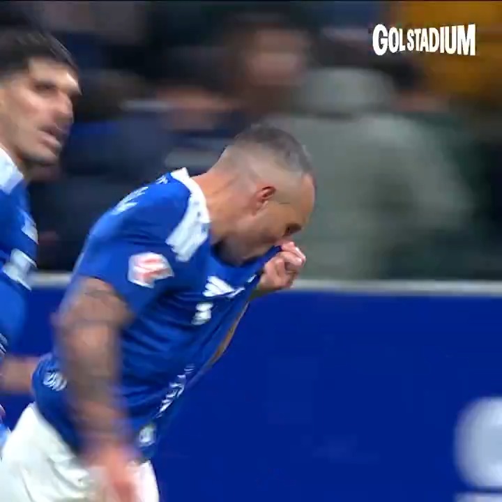 Toda una vida como futbolista, y de los grandes. Y cumplidos los 40, marcas el primer gol en tu casa, el Carlos Tartiere, con tu equipo, el Real Oviedo 💙 🎩 Santi Cazorla