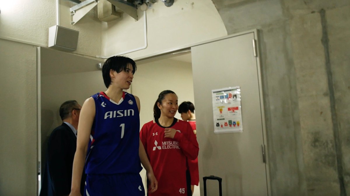 試合後、勝利チームがコートを一周するなか、三菱電機の選手たちを呼びにいく渡嘉敷選手😳 入替戦を戦った両チーム揃って、 ファンの皆さんに感謝を伝えることができました👏 Ramu Tokashiki 【公式】アイシンウィングス🏀AISIN WINGS 三菱電機コアラーズ #大樹生命Wリーグ #Wリーグ