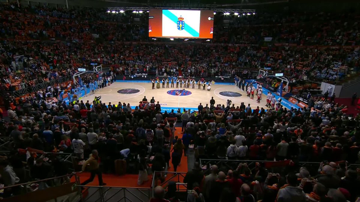 ✨ Piel de gallina Un pabellón lleno, dos equipos con un mismo sentimiento por Galicia. Así suena el himno gallego de la mano de las gaitas. 📺 Vamos #LigaEndesa | #ConectaConTuPasion