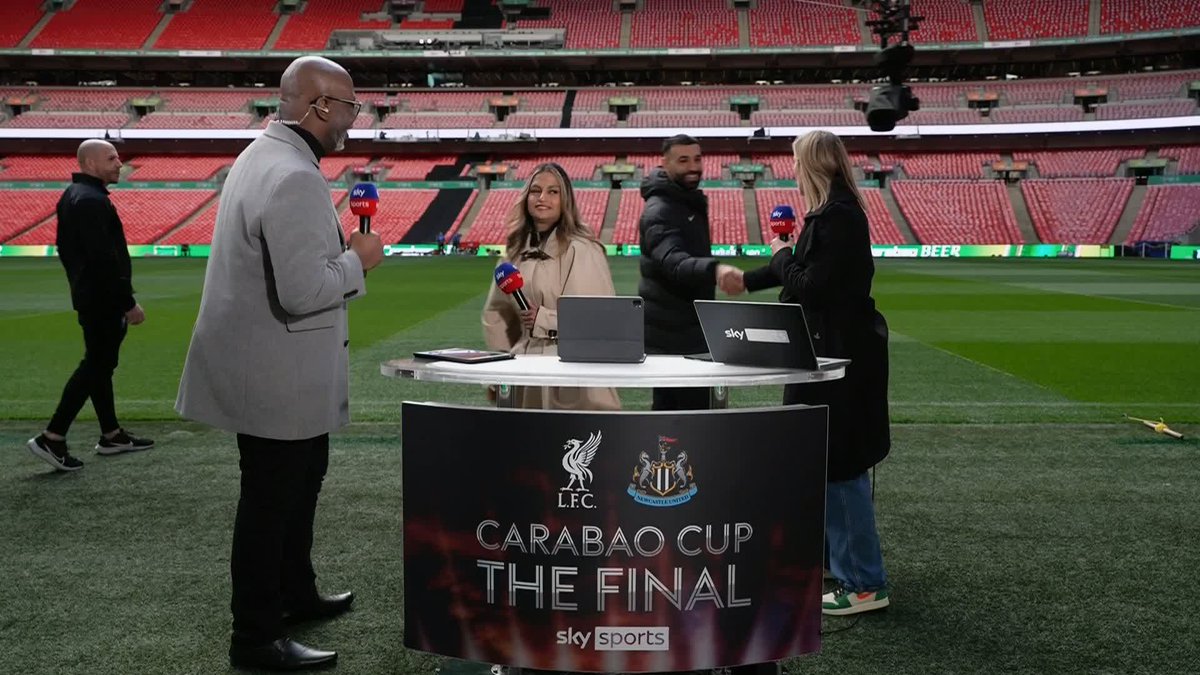 Vicky Gomersall trying her best to get an interview with the arriving Liverpool squad 😅