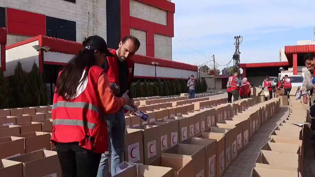 📍Özerk Yönetim, Sahil halkı ile dayanışmak için seferber oldu Kuzey ve Doğu Suriye Özerk Yönetimi, Suriye'nin sahil bölgelerine, kötüleşen insani durum nedeniyle Kürt Kızılayı aracılığıyla yardım göndermeye hazırlanıyor.