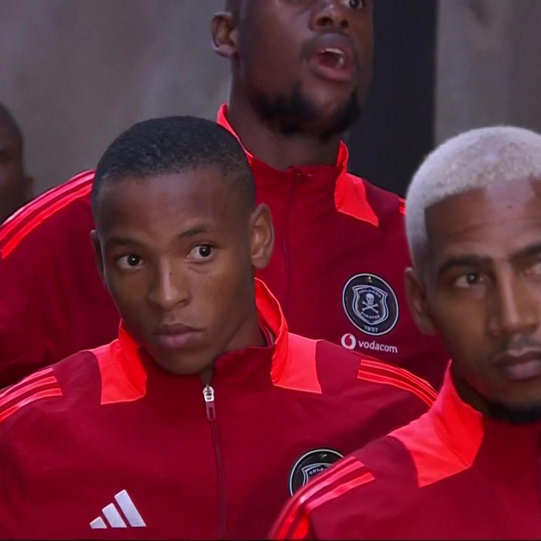 A slightly longer wait in the tunnel for the Pirates players ⏳ The Chiefs changeroom has not been opened today so Sundowns are using one further away. 📺 Stream #BetwayPrem live: