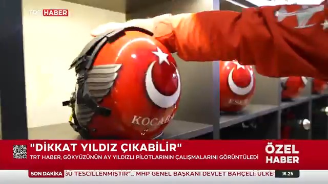 🇹🇷✈️Dikkat yıldız çıkabilir. Gökyüzünün ay yıldızlı pilotları 2025 gösteri sezonuna hazırlanıyor. Türk Yıldızları ekibine katılan yeni üyeler eğitimlerini tamamladı, numara brövelerini Konya 3. Ana Jet Üs Komutanı Tümgeneral Mete Kuş taktı. TRT Haber, o anlara şahitlik etti.