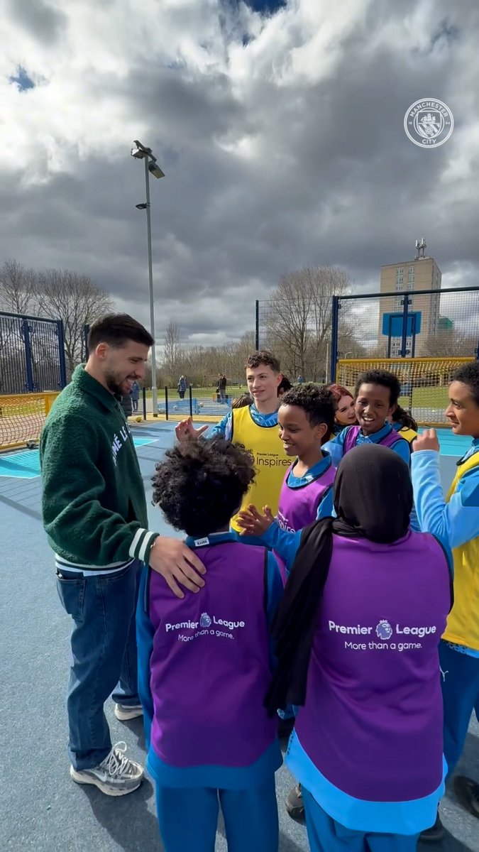 A surprise visit from Rúben Dias 👋 🩵 City in the Community