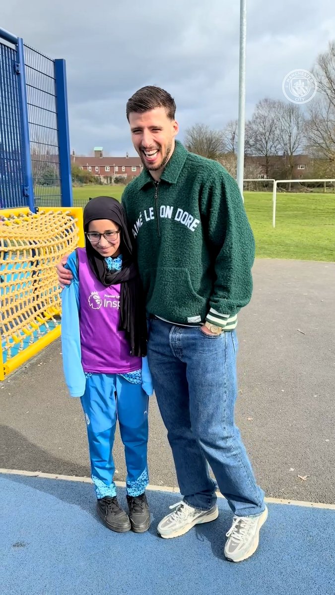 A special gift 🩵 Rúben Dias 🤝 City in the Community