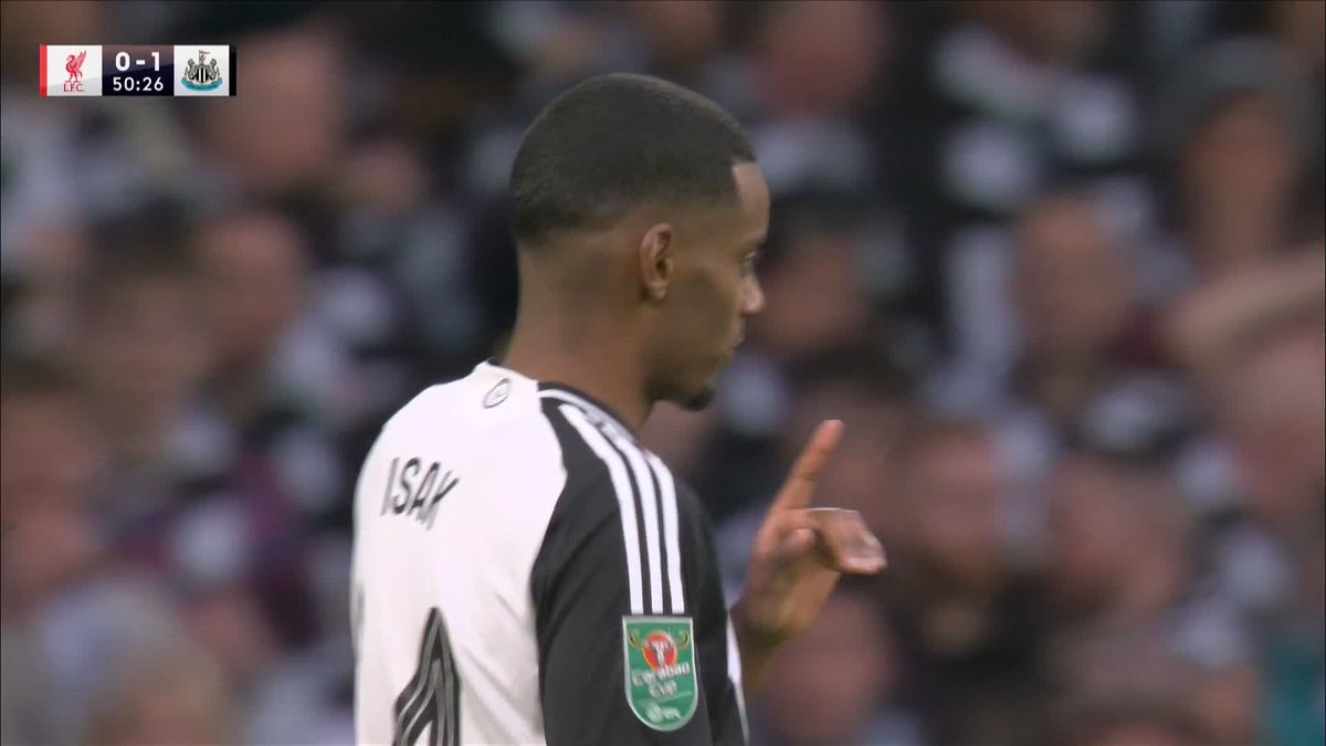Alexander Isak has the ball in the Liverpool net for a second time but the flag is up! ❌