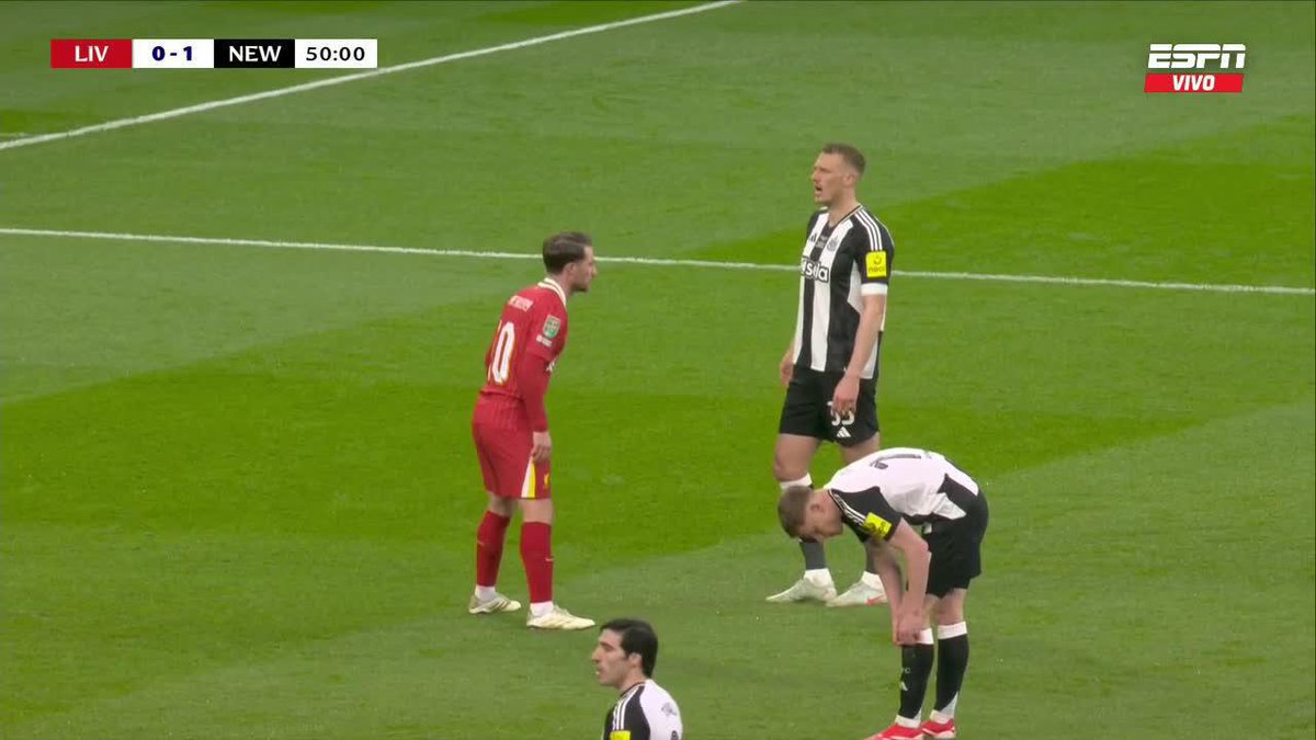 Alexis Mac Allister (1,76 m) vs. Dan Burn (1,98 m). ¡EL ARGENTINO VS. LOS GIGANTES! 📺 Mirá la EFL Cup en #DisneyPlus