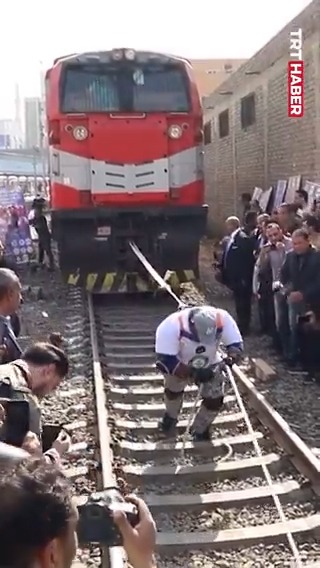 Mısırlı bir güreşçi, 279 tonluk treni çekerek Guinness Rekorlar Kitabı'na girdi.