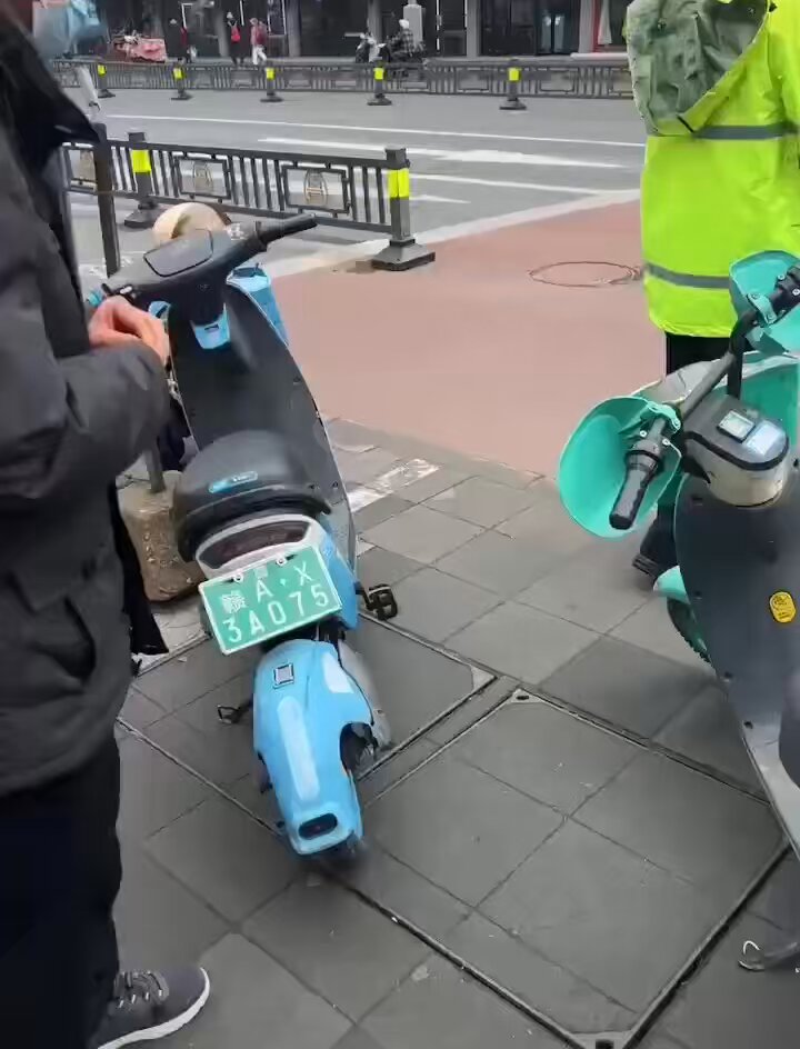 中国街头声嘶力竭而又可怜无助的女电动自行车车主！ 中共警察没收了她唯一用来接送孩子的交通工具！ 自1949年大陆沦陷以来，中共对底层人民的压制一直是令人发指！