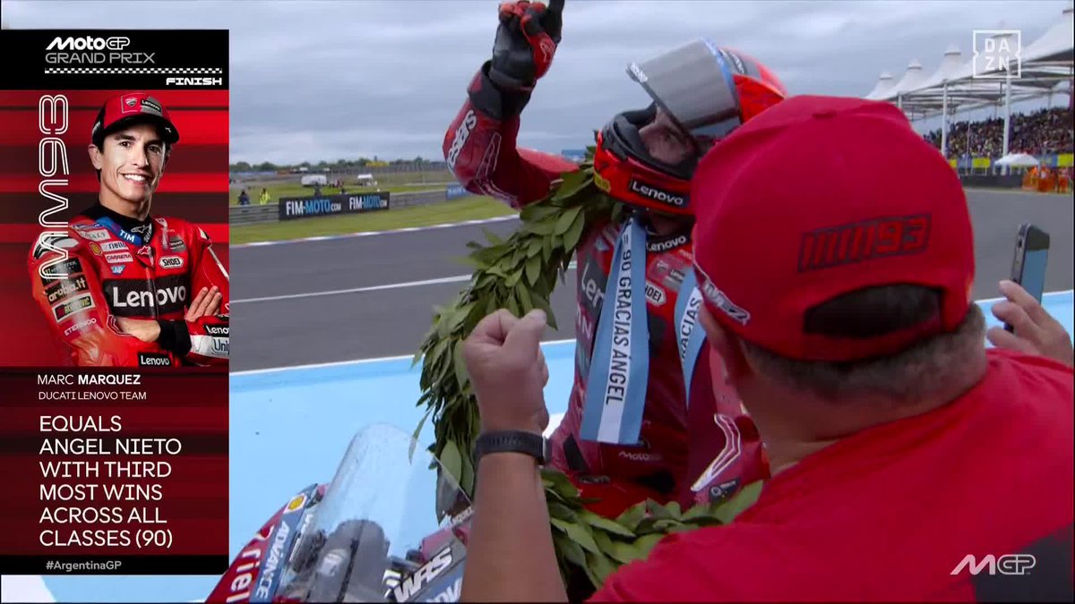 La tierra sonríe. Una estrella en el cielo, también 🥹✨ Marc Márquez entra en la historia igualando las 90 victorias de Ángel Nieto. El laurel encumbró a nuestra primera leyenda, ahora lo hace con su sucesor ❤️ #ArgentinaGP 🇦🇷 #MotoGP 🏁