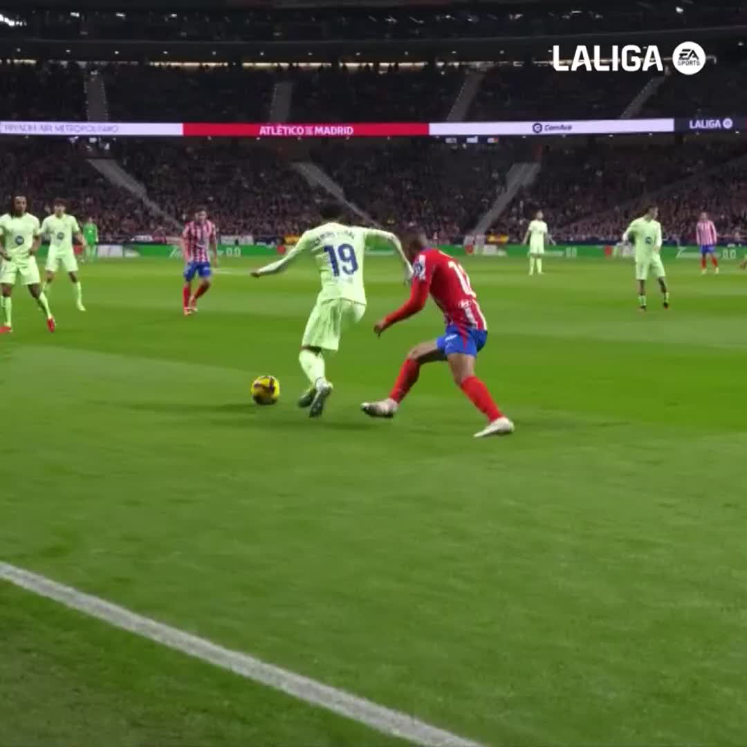 Lamine Yamal grazes the outside of the post! #AtletiBarça | #LaLigaHighlights