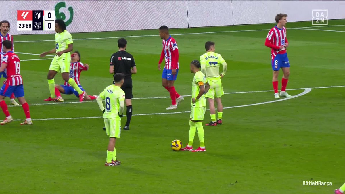 La acción entre Koundé y Giuliano Simeone 💥 ¡Disfruta del #AtletiBarça ahora! #LALIGAenDAZN ⚽️