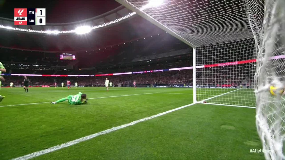JULIAN ALVAREZ GIVES ATLETICO MADRID THE LEAD OVER BARCELONA JUST BEFORE HALFTIME! A CRUCIAL GOAL IN THE LALIGA TITLE RACE 🔥