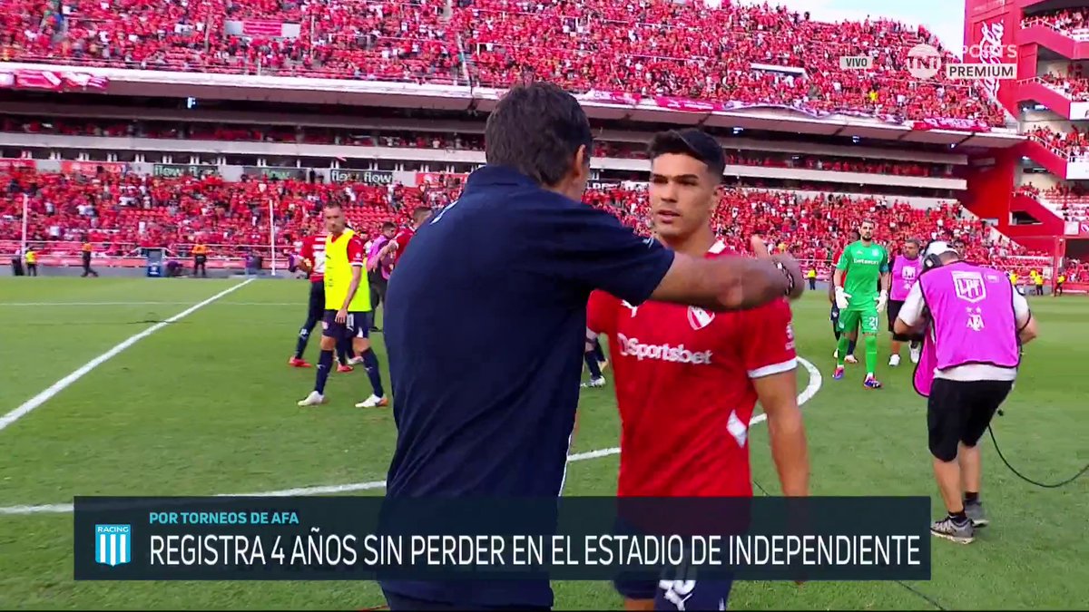 Gustavo Costas fue a saludar a los jugadores de Independiente.