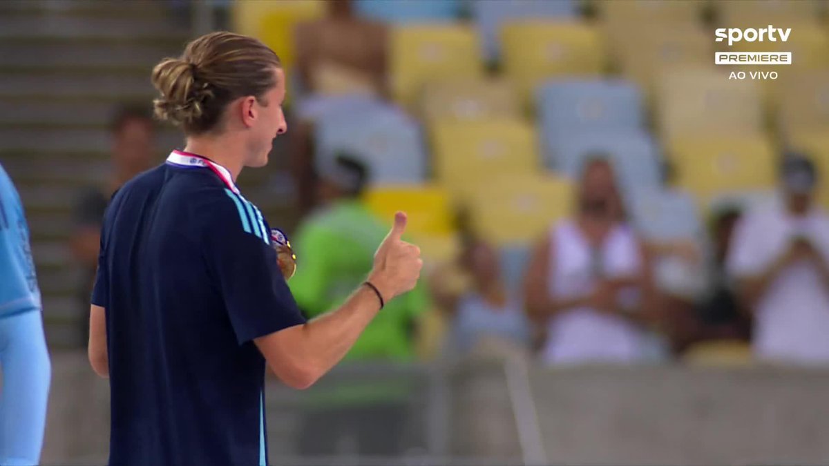 Filipe Luís beijando várias vezes a medalha de campeão do Campeonato Carioca. 🎥 sportv | Premiere | ge