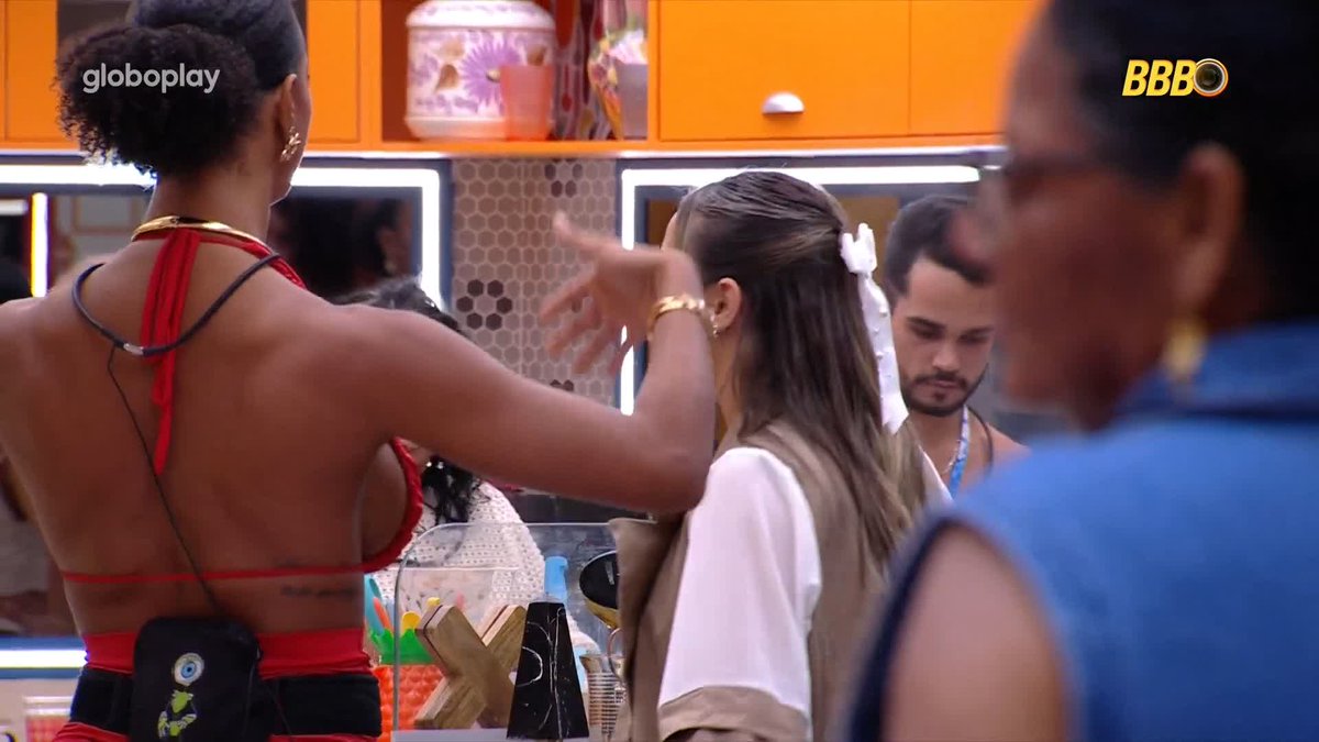 "Os meninos falaram 'A Renata sabe'. Ou seja, a estratégia é sua e a sua é correr. Pq não sustenta no peito. É pq voce tava imune, amor." A COMPLETA PLENITUDE DA ALINE. QUE COISA FASCINANTE. #BBB25
