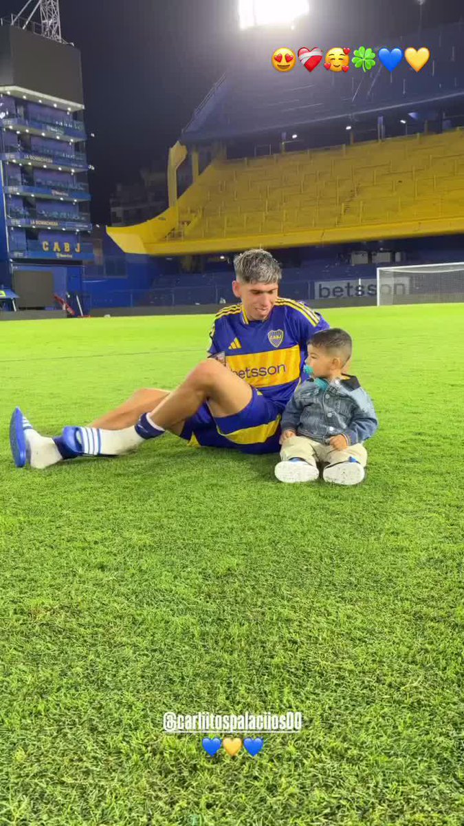 🇨🇱Carlos #Palacios y sus hijos en el césped de #LaBombonera.
